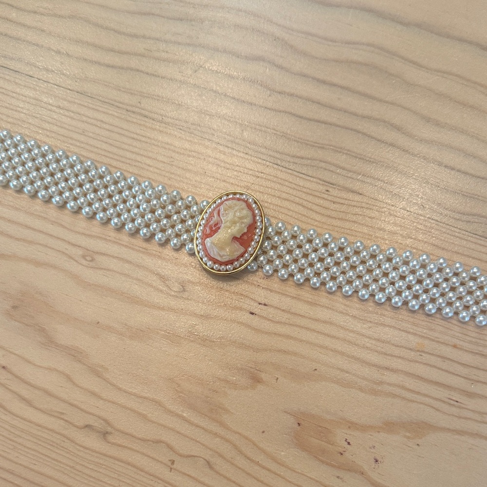 Elegant Pearl Cameo Choker